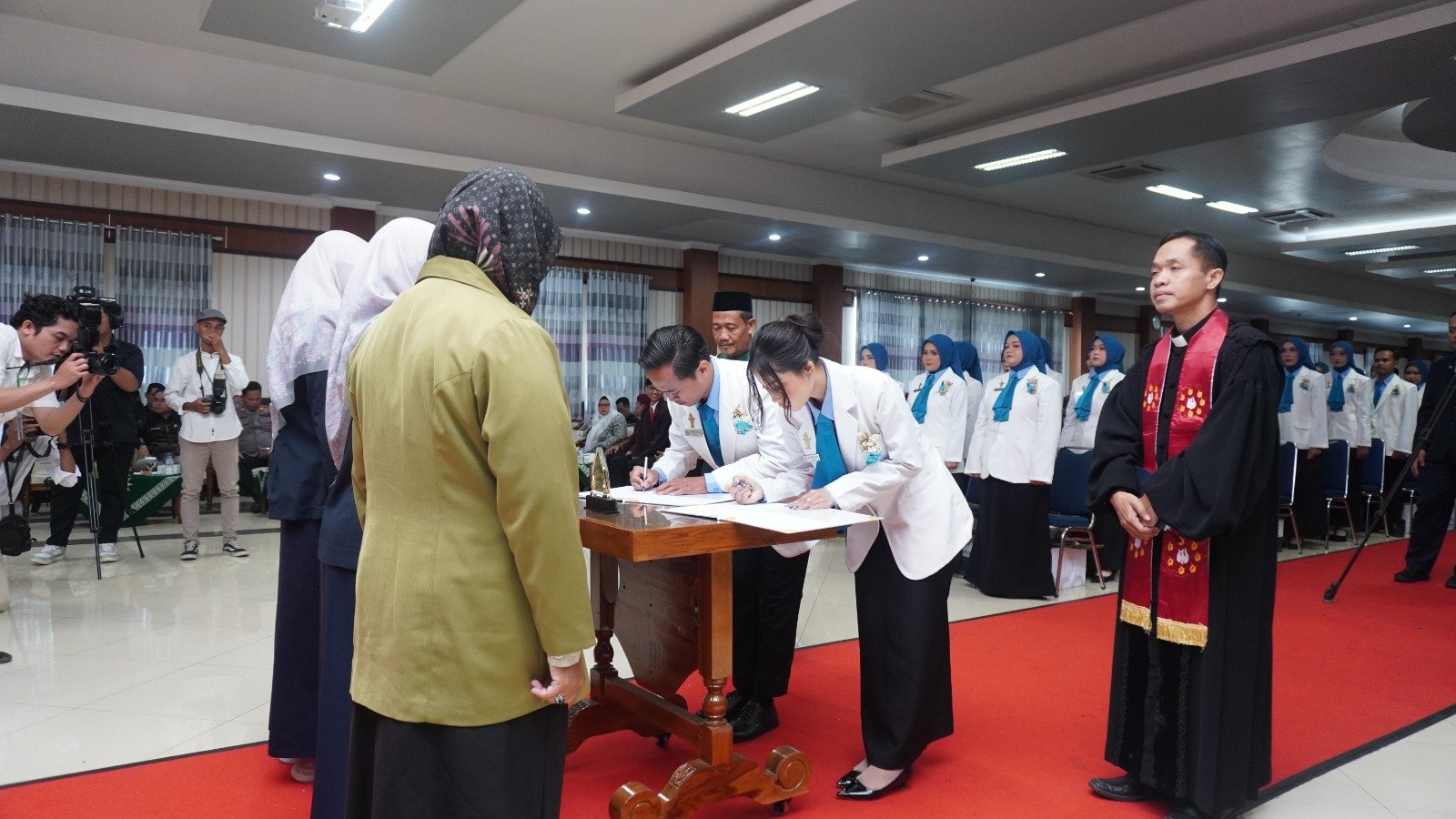 57 APOTEKER UNIMUGO RESMI DIAMBIL SUMPAH, SIAP MENGABDI UNTUK NEGERI